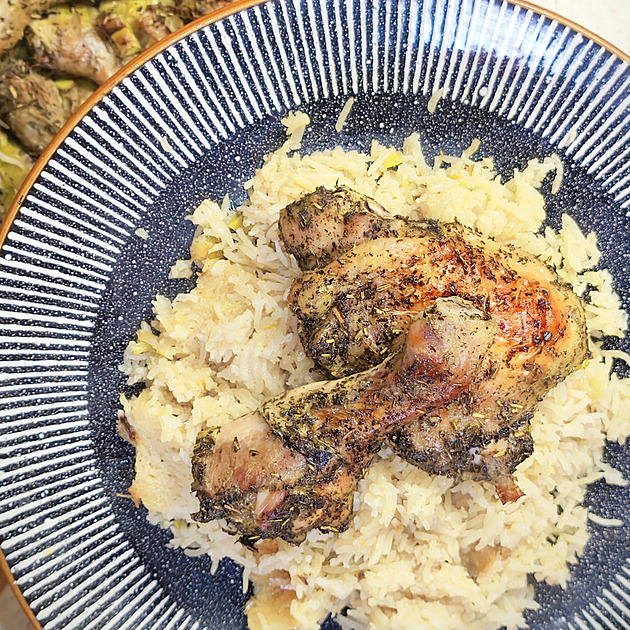 Bylinkové kuře s pórkovou rýží z jednoho pekáče podle Adély Praisové