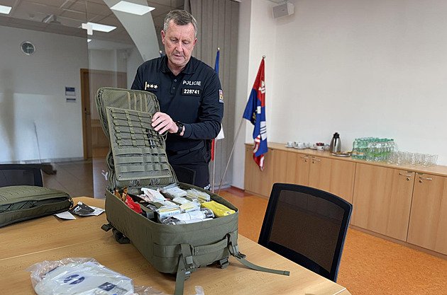 Krajský policejní editel Michal avra s jedním ze esti batoh, které mui...