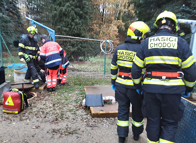 Mue, který v Novém Sedle spadl do achty, pevezli zdravotníci do nemocnice.