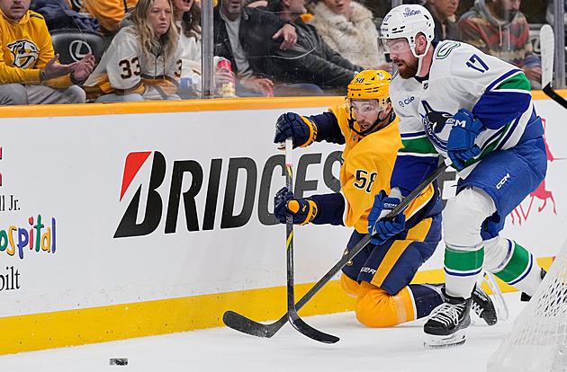 Hronek asistoval u výhry, Slovák Dvorský zapsal premiérový gól v NHL