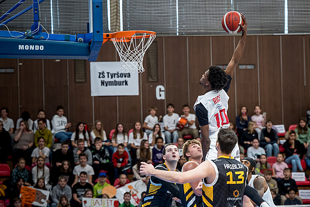 SirJabari Rice z Nymburka smeuje proti Psku.