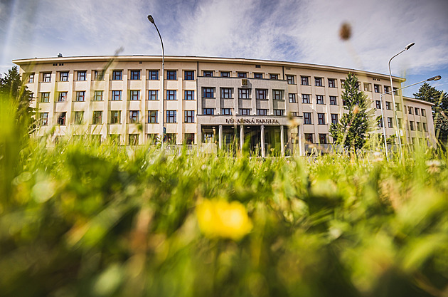 Budova v hradecké imkov ulici slouí Lékaské fakult Univerzity Karlovy.