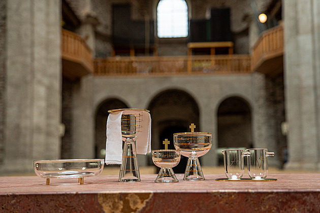 Leona M. paková vytvoila sadu pozlacených liturgických pedmt pro kostel v...