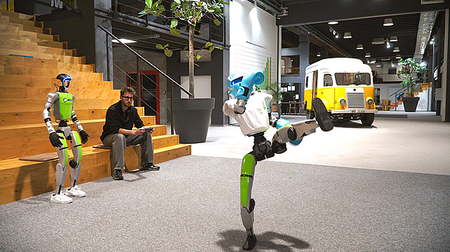 V Alze mají nové kolegy. Roboti Adam a Božena běhají, učí i pomáhají