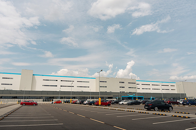 Centrum Amazonu v Kojetíně je technická špička. Roboti práci lidem neberou