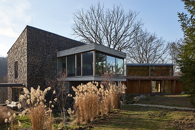 Parádní přístavba s krásným výhledem vyrostla na skalnatém svahu nad Sázavou