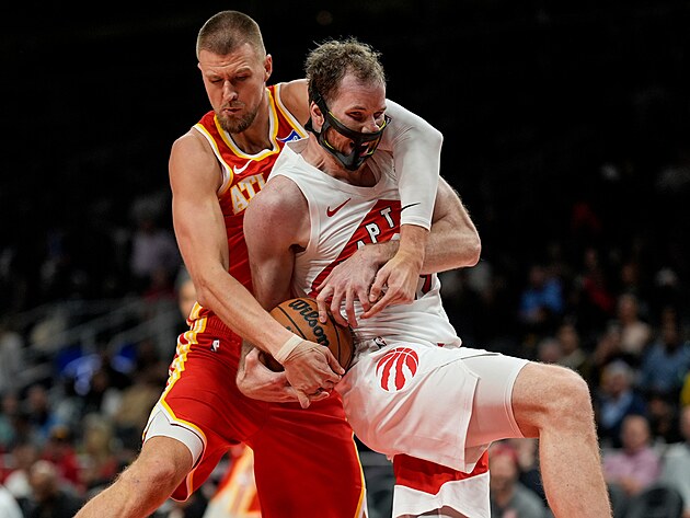 Kristaps Porzingis z Atlanta Hawks st�hl v souboji obli�ejovou masku Jakobu...