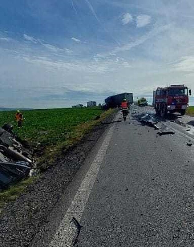 Pi nehod osobního auta a nákladního vozidla u Svojkovic zemel jeden lovk,...