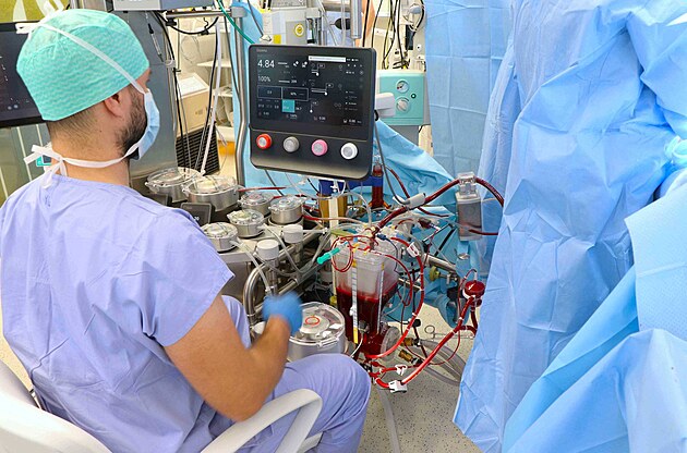 Perfuziolog Jan paek z ústecké Masarykovy nemocnice obsluhuje nový pístroj...