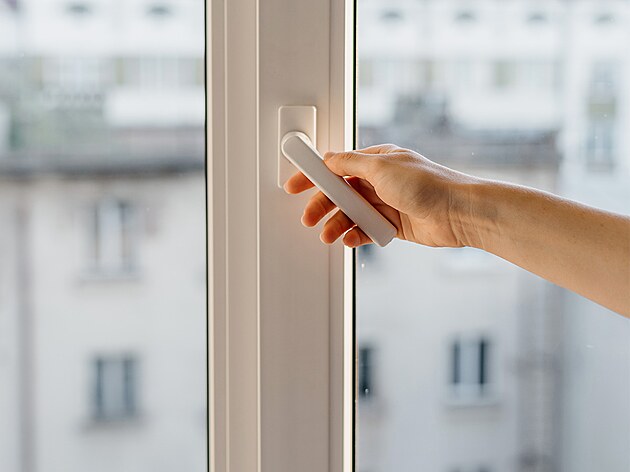 Ru vs sousedi, smog a hluk? Zavete okna, klimatizace to zvldne!