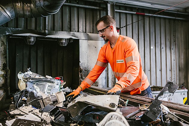 Druh� �ivot telefon�. Z Enviropolu odch�z� elektro jako nov� surovina