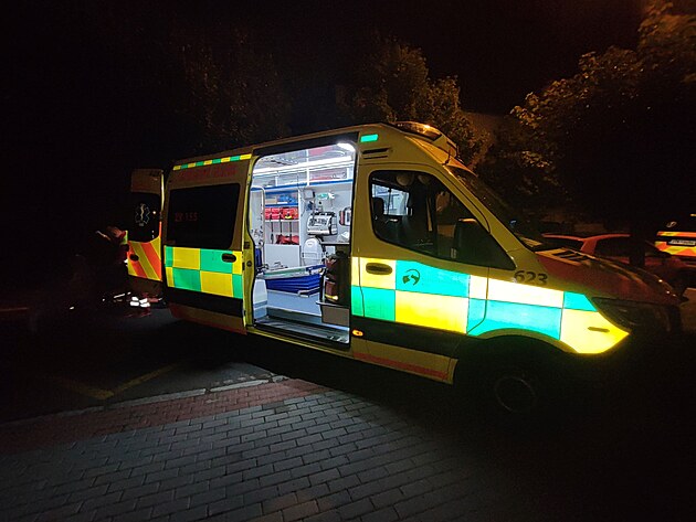 Sanitka moravskoslezské záchranné sluby pi zásahu v Bukovci na...