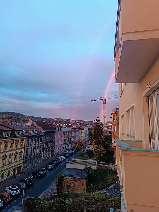 Svítání v Praze výjimen doprovodila i duha. (23. íjna 2025)