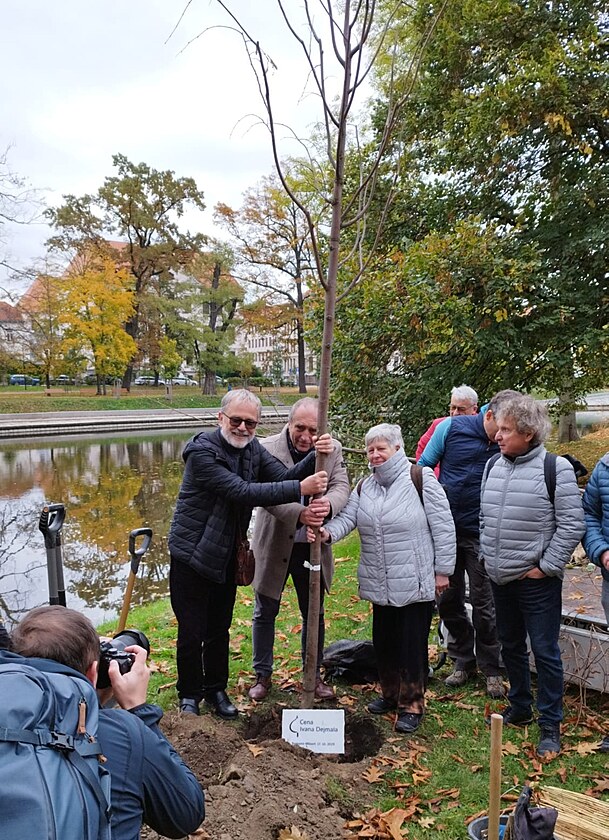 Pi pedání ocenní zasadili o víkendu poblí Jihoeské vdecké knihovny strom....