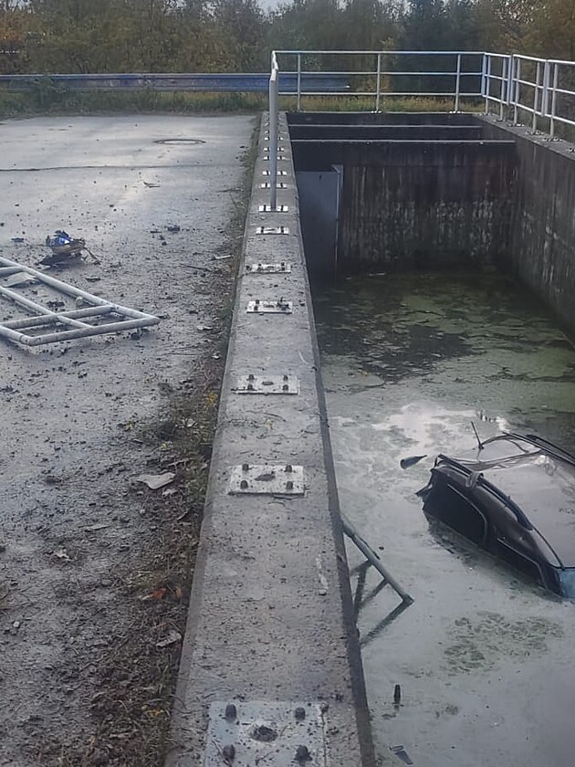 Auto, jeho idi se snail zabránit nehod, skonilo v nádri istiky...