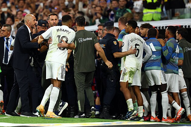 Hromadn� �arv�tka po skon�en� El Cl�sika mezi Realem Madrid a Barcelonou.