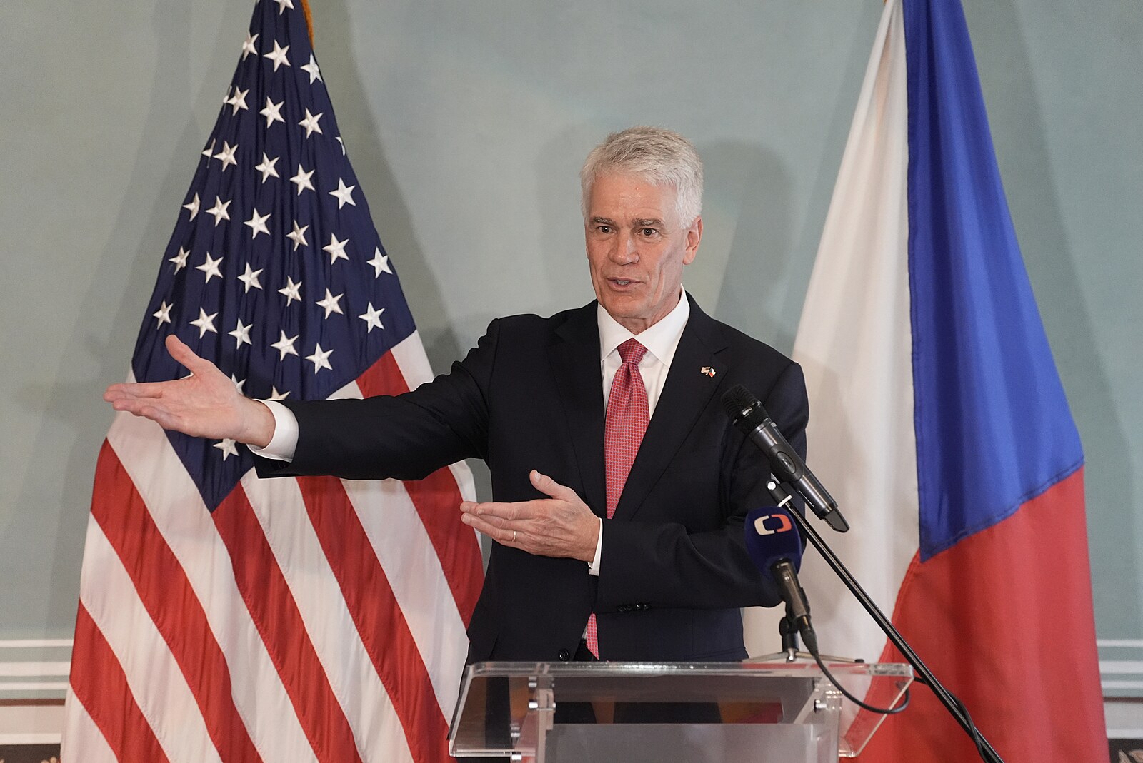 MERRICK: NATO vyžaduje odvahu už dnes. Zvýšené výdaje na obranu jsou zásadní investicí