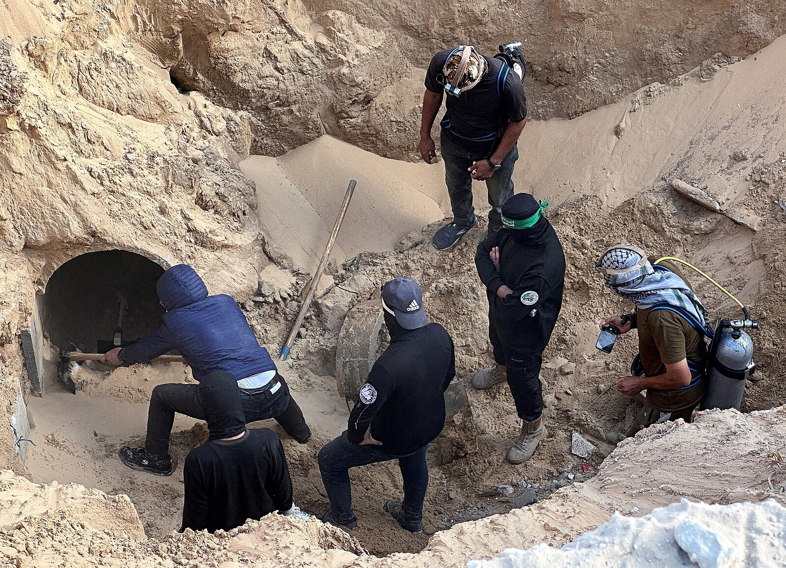 VIDEO: Nejdřív ho zahrabali, pak vytáhli. Hamás zinscenoval nález těla rukojmího