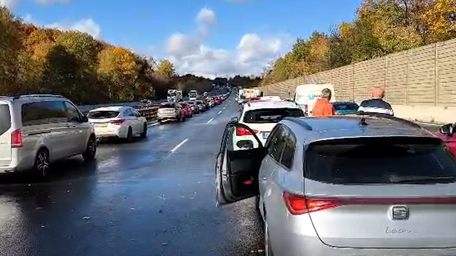 Tragické následky hromadné nehody na D1. V nemocnici zemřelo dítě