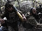 Ukrajinský voják nabíjí d�lost�elecký systém na front� u Pokrovsku. (9. zá�í...