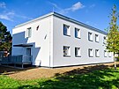 Opraven budova pstavby gymnzia v Otrokovicch z blou barvou a nelad...