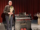 Ond�ej Mucha se zrekonstruovan�m harmoniem ze sv� sb�rky