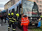 Po srce s autobusem vykolejila v Praze tramvaj. Hasii evakuovali 50...