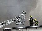 V Nehvizdech ho prmyslov hala, hasii vyhlsili tet stupe poplachu ( 22....