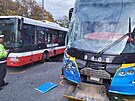 Nehoda autobusu a tramvaje na Vinohradsk ulici (21. jna 2025)