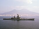 Bitevní lo� USS Missouri s Vesuvem na pozadí