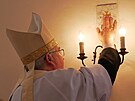 Kapli v are�lu zho�sk�ho z�mku o v�kendu posv�til brn�nsk� biskup Pavel Konzbul.