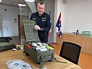 Krajsk policejn editel Michal avra s jednm ze esti batoh, kter mui...