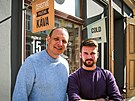 Tom Hospodsk (vlevo) ve sv kavrn a prarn v eskch Budjovicch....