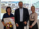 Ocen�ní p�edával nám�stek hejtmana Ji�í Kulhánek a vedoucí odboru sociálních...