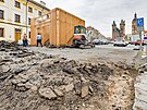 Na hradeckm Velkm nmst firma opravuje povrchy v okol umleck instalace...