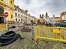 Na hradeckm Velkm nmst firma opravuje povrchy v okol umleck instalace...