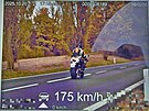 Dopravn policist namili motorki rychlost 175 km/h. Jel po silnici I....