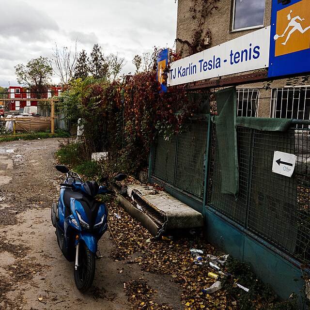 Tenisov� klub TJ Karl�n Tesla. V t�sn� bl�zkosti stavby Libe�sk�ho mostu a Nov�ho Rohanu je are�l TJ Karl�n - Tesla. Budova ch�tr�, kurty zar�staj� travou. A m�st� je firma pro rozvoz j�dla, v sousedstv� hospoda se zahr�dkou. (24. ��jna 2025)