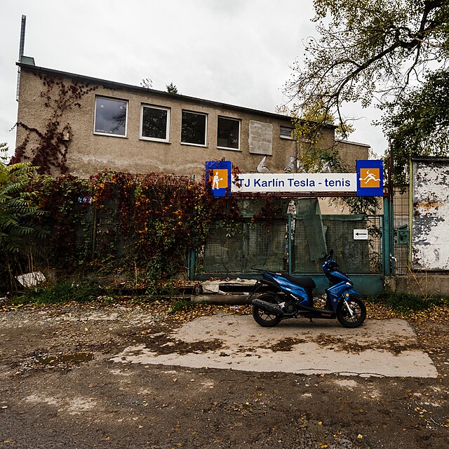 Roky jsme se majetku dom�hali soudn�, ale marn�. Dnes u� z�kurt� nic nen�,� ��k� jeden z tehdej��ch tenist�, jeho� jm�no redakce zn�.