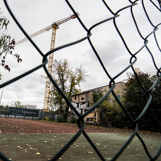 Tenisov� klub TJ Karl�n Tesla. V t�sn� bl�zkosti stavby Libe�sk�ho mostu a Nov�ho Rohanu je are�l TJ Karl�n - Tesla. Budova ch�tr�, kurty zar�staj� travou. (24. ��jna 2025)