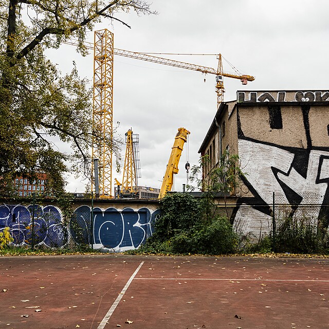 Tenisov� klub TJ Karl�n Tesla. V t�sn� bl�zkosti stavby Libe�sk�ho mostu a Nov�ho Rohanu je are�l TJ Karl�n - Tesla. Budova ch�tr�, kurty zar�staj� travou. Na m�st� je firma pro rozvoz j�dla, v sousedstv� hospoda se zahr�dkou. (24. ��jna 2025)