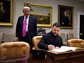 Americký prezident Donald Trump a jeho ukrajinský protjek Volodymyr Zelenskyj...