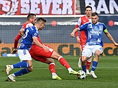 Slávistický habán Tomá� Chorý se natahuje po mí�i, prti n�mu olomoucký kapitán...