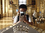 Náv�t�vník v Louvru fotografuje �perky císa�ovny Ev�enie.