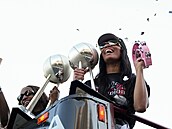 Aja Wilsonová z Las Vegas Aces bhem oslav triumfu v WNBA.