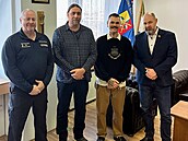 Zachránce tonoucích.Martin �erný se synem Jakubem (druhý a t�etí zleva)...