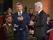 Prezident republiky prop�j�il �ád Tomá�e Garrigua Masaryka 3. t�ídy panu �imonu...