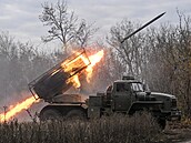 Ru�tí vojáci st�ílejí z raketometu BM-21 Grad na ukrajinské pozice u Pokrovsku....