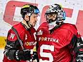 Spar�anský gólman Jakub Ková� p�ijímá gratulace od kapitána Filipa Chlapíka.