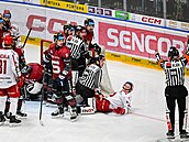 Rozhodí vyluuje sparanského zadáka Davida Nmeka za faul na Petra Sikoru.